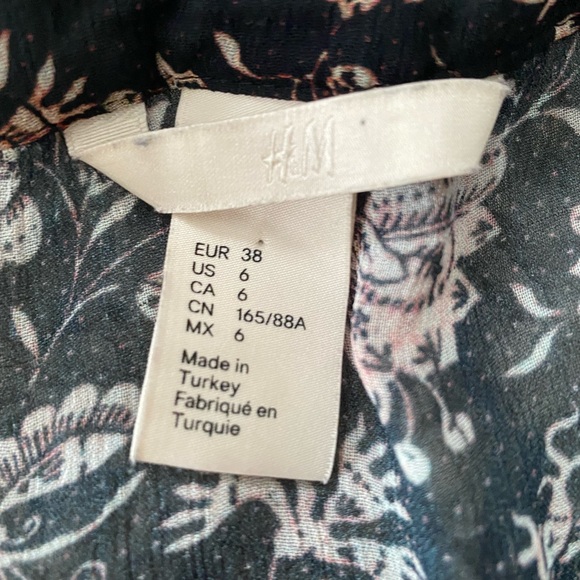 V-neck Ruffled Blouse, size 6, h&m - Picture 14 of 16